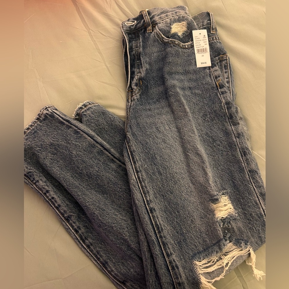 NWT Pacsun Jeans Size 26. High waisted and distressed.